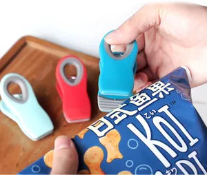 Clip di sigillatura magnetica in plastica per sacchetti di snack, utile accessorio da cucina.