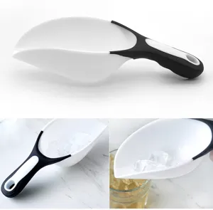 Kunststof ijschep met ergonomisch handvat, ideaal voor in de keuken en bar.