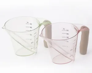 Transparenter Kunststoff-Messbecher mit Skala zum Backen und Messen von Flüssigkeiten.