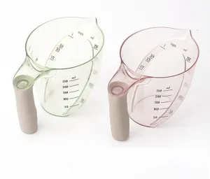 Transparenter Messbecher aus Kunststoff mit Skala für präzises Backen und Kochen in der Küche.