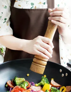 Handmatige houten pepermolen voor thuiskeuken, klassieke eiken kruidenmolen voor verse specerijen.