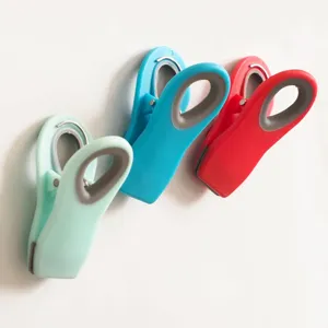 Clips di chiusura magnetiche colorate, pinze in plastica per alimenti e snack in cucina.