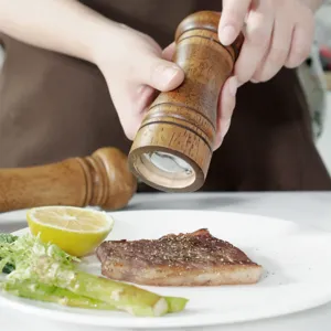 Handmatige houten pepermolen, eiken zout- en pepermolen voor keuken en eettafel gebruik.