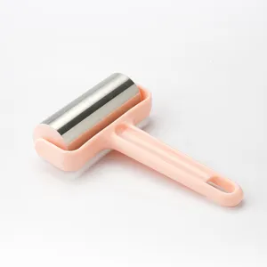 Mattarello in acciaio inox con manico rosa per la cottura in casa e preparazione impasto