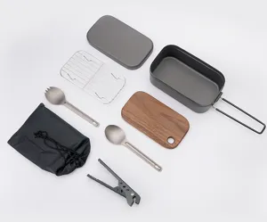 Vue détaillée des composants du set de popote de camping avec grille et planche à découper.