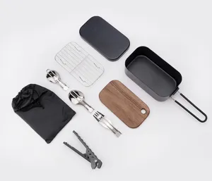 Détails du set de popote de camping 800ml avec grille vapeur et planche à découper.