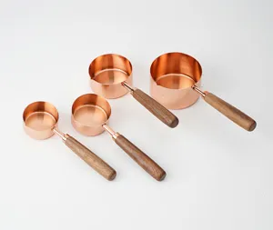 Set de 4 tasses a mesurer en cuivre avec manche en bois outil de cuisine detail