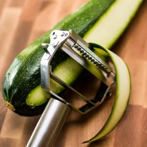 Éplucheur de fruits et légumes multifonction en acier inoxydable pour cuisine et usage quotidien.