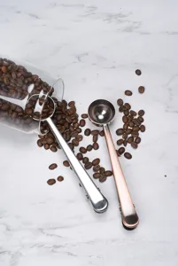 Cuillère doseuse à café en acier inoxydable avec clip de fermeture, vue détaillée.