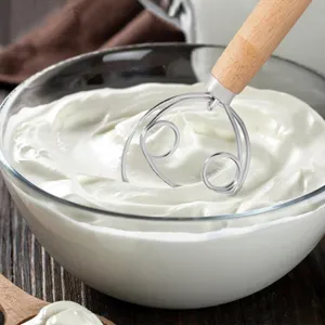 Fouet à pâte danois en acier inoxydable avec manche en bois pour pain, pâtisserie et farine.