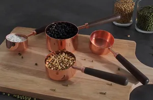 Ensemble de tasses et cuillères à mesurer en or rose avec manches en bois cuisine