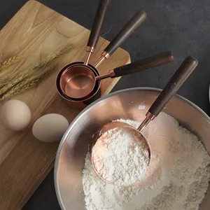 Ensemble de Tasses et Cuillères à Mesurer en Or Rose Plaqué Cuivre Outils de Mesure de Pâtisserie avec Manche en Bois Gadgets de Cuisine