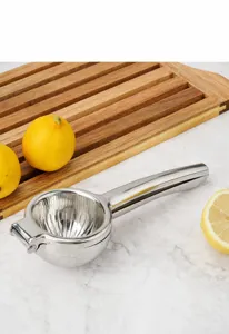 Dettaglio spremiagrumi manuale in acciaio inossidabile, con scanalatura e impugnatura.