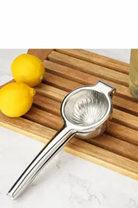 Dettaglio spremiagrumi manuale in acciaio inox, utile strumento per limoni in cucina.