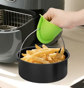 Gant en silicone pour friteuse à air et panier antiadhésif vue détaillée de cuisine.