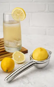 Dettaglio spremiagrumi manuale in acciaio inossidabile, utensile da cucina per succo di frutta.