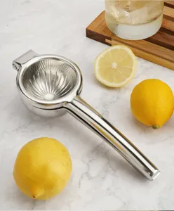 Vista ravvicinata dello spremiagrumi manuale in acciaio inossidabile 304 con ciotola resistente.