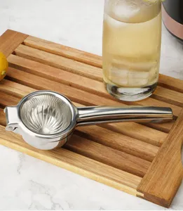 Dettaglio spremiagrumi manuale in acciaio inossidabile, utile strumento da cucina.