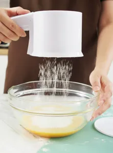 Handgehaltene Kunststoff Mehlstreuer Tasse Sieb für Küche Backen Konditorei Werkzeuge