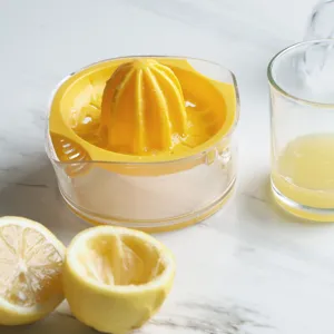 Manual plastic citrus juicer lemon squeezer with clear scale cup for kitchen household use