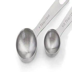 Edelstahl Messlöffel Set Detail, langlebiges Metall Backen und Kaffee Küchenwerkzeug.