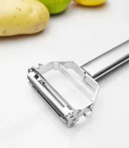 Économe à légumes double tête en acier inoxydable outil de cuisine détail pour pommes de terre.