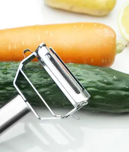 Vue de détail rapprochée d'économe de cuisine en acier inoxydable avec accessoires de légumes.