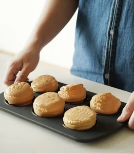 Detailansicht der Silikon Muffinform mit 6 Mulden im Einsatz, hitzebeständiges Backzubehör.
