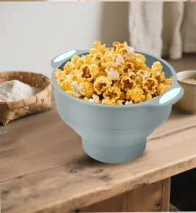 Vue détaillée du bol à pop-corn pliable en silicone pour micro-ondes et moule de cuisson.