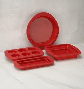 Detailaufnahme roter Silikonbackformen im Set mit runden, eckigen Formen zum Backen.