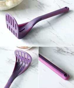 Vue détaillée du presse-purée violet en résine montrant la poignée et la tête perforée.