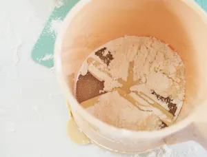 Nahaufnahme des Becher-Mehlsiebs mit feinem Siebgewebe und internen Klingen zum Backen.