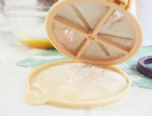 Handgehaltener Mehl-Sieb-Becher mit feinem Netz und praktischem Bodendeckel zum Backen.