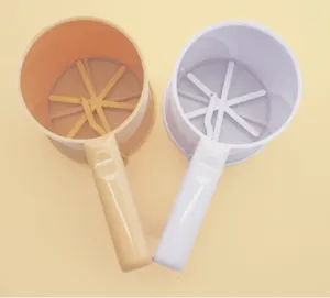 Nahaufnahme des Plastik-Mehlstreuers mit Griff, praktisches Backwerkzeug-Set.