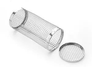 Dettaglio del cestello per barbecue cilindrico in acciaio inossidabile con coperchio a rete.