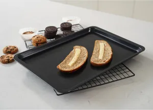 Detalle de bandeja de horno rectangular antiadherente, ideal para galletas y uso en cocina.