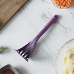 Presse-purée en résine violette outil de cuisine pour écraser pommes de terre et fruits.