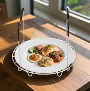 Grille vapeur en acier inoxydable avec poignées résistantes pour la cuisine et la cuisson.