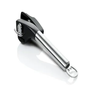 Detalle de abrelatas de seguridad de acero inoxidable, herramienta de cocina manual.