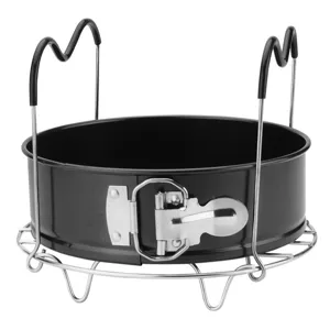 Support de cuisson vapeur en acier inoxydable avec moule à gâteau pour cuisiner facilement.