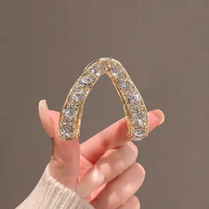 Détail de pince à cheveux en strass étincelant en forme de V, élégante barrette en métal.