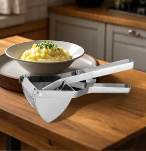 Vue détaillée du presse-purée en acier inoxydable avec poignée ergonomique pour une purée parfaite.