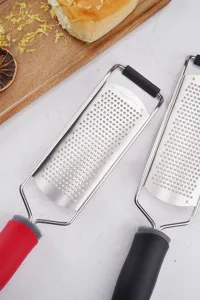 Detailansicht des breiten Käsereibe aus Edelstahl mit feiner Klingenstruktur und Griff.