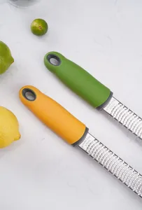 Rape à fromage en acier inoxydable avec poignée colorée, zesteur multifonctionnel citron.