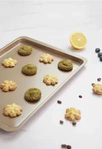 14,5-Zoll Antihaft-Kohlenstoffstahl-Backblech Detail mit glatter Oberfläche und Keksen.