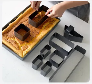 Detailansicht der schwarzen Metall-Kuchenbackform für Buchstaben und Zahlen auf weißem Tisch.