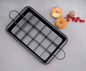 Αντικολλητικό ταψί για brownies με διαχωριστικό και λαβές, ιδανικό για τετράγωνα κέικ.