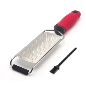 Grattugia per formaggio in acciaio inossidabile con manico rosso ergonomico e spazzola.