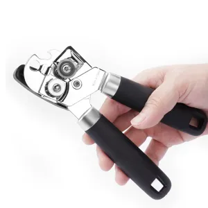 Abrelatas manual de acero inoxidable con mangos negros ergonómicos para uso doméstico.