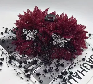 Bordarote Spitzenblumen Haarklammer mit Kristallschmetterlingen und schwarzen Perlenquasten.